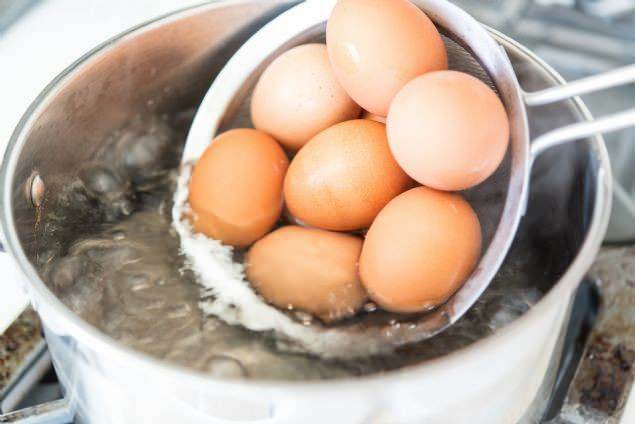 Kuinka piilottaa keitetyt munat