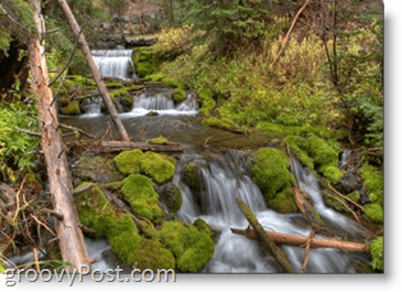 Valokuva - Esimerkki hitaasta laukaisunopeudesta - Vihreän metsän jokivirta