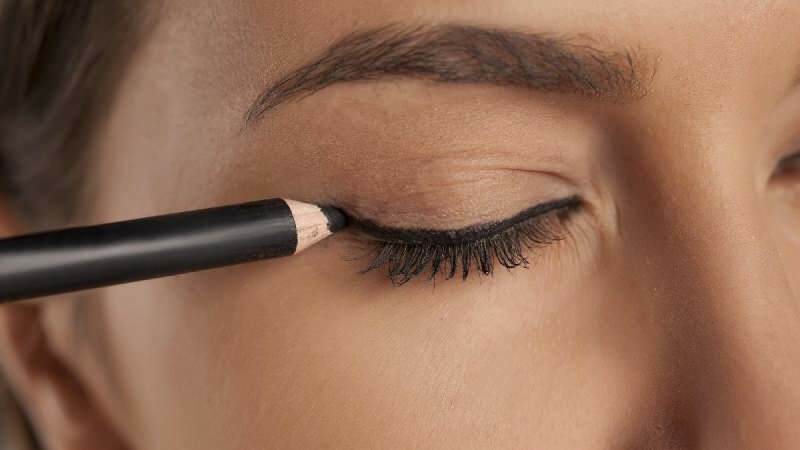 Kuinka piirtää helpoin eyeliner? Mitkä ovat eyelinerin piirtämismenetelmät?