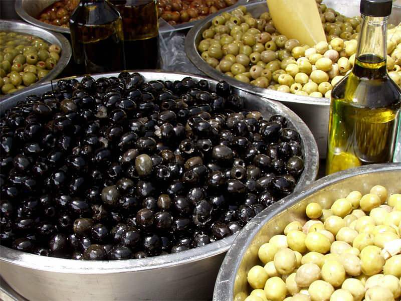 kuvittelematon temppu mustille oliiveille