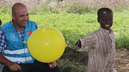 Hämmästyttää lapsia, jotka näkivät ilmapalloja ensimmäistä kertaa