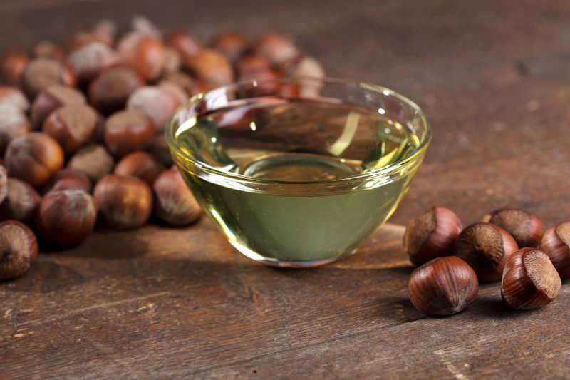 Hasselpähkinäöljy on erityisen hyödyllinen kuivalle iholle ja hiuksille.