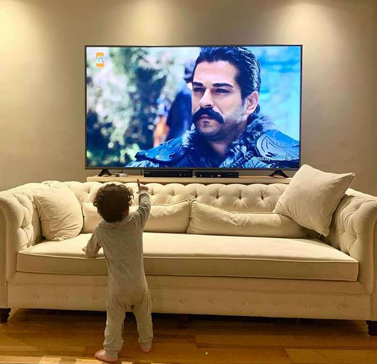 Burak Özçivit jakoi poikansa ensimmäistä kertaa! Kun Karan Özçivit näki isänsä televisiossa ...