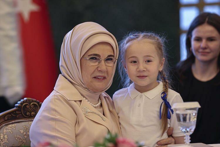 Emine Erdoğan vietti kansainvälistä tyttöjen päivää