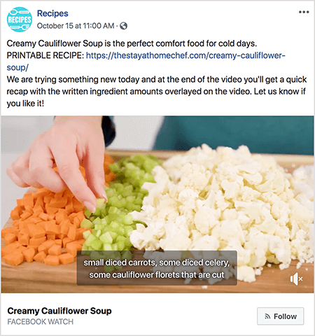 Tämä on kuvakaappaus videosta, joka näyttää tekstitykset. Video on peräisin Rachel Farnsworthin Facebook Watch -esityksestä Reseptit. Videopostin teksti sanoo: ”Kermainen kukkakaalikeitto on täydellinen mukavuusruoka kylmiin päiviin. TULOSTETTAVA RESEPTI: https://thestayathomechef.com/creamy-cauliflower-soup/. Yritämme jotain uutta tänään, ja videon lopussa saat nopeasti yhteenvedon videon päällä olevilla kirjoitettujen ainesosien määrillä. Kerro meille, jos pidät siitä! Videossa näkyy edelleen valkoisen naisen käsi poimimassa palan leikattua selleriä leikkuulaudalta. Leikkauksessa on rivit kuutioiksi vihanneksia. Vasemmalta oikealle nämä vihannekset ovat porkkanaa, selleriä ja kukkakaalia. Videotekstissä on harmaa tausta ja valkoinen teksti. Siinä lukee "pienet kuutioiksi porkkanat, jotkut paloiteltu selleri, jotkut leikatut kukkakaalin kukinnot". Vasemmassa alakulmassa on videon otsikko Kermainen kukkakaalikeitto, lihavoituna mustana tekstinä. Otsikon alapuolella on harmaana teksti "Facebook Watch". Oikeassa alakulmassa on vaaleanharmaa painike, jossa on RSS-kuvake ja teksti Seuraa.