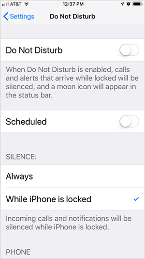 Tämä on kuvakaappaus iOS Älä häiritse -asetuksista. Ensimmäinen vaihtoehto on ottaa Älä häiritse -toiminto käyttöön tai pois käytöstä. Tässä kuvakaappauksessa asetus ei ole käytössä. Asetuksen alla on teksti "Kun Älä häiritse" on käytössä, lukittuina saapuvat puhelut ja hälytykset ovat hiljennetään, ja tilapalkissa näkyy kuun kuvake. " Tämän vaihtoehdon alla on Ajoitettu-vaihtoehto, joka on vaihdettu vinossa. Sitten ilmestyy kaksi vaihtoehtoa Hiljaisuus: Aina tai kun iPhone on lukittu. Tässä kuvakaappauksessa Kun iPhone on lukittu on valittu, näyttöön tulee seuraava teksti: "Saapuvat puhelut ja ilmoitukset tulevat hiljennetään, kun iPhone on lukittu. " Todd Bergin käynnistää Älä häiritse -toiminnon ja aina hiljaa viestit suoratoistettaessa Instagramia Suora video.
