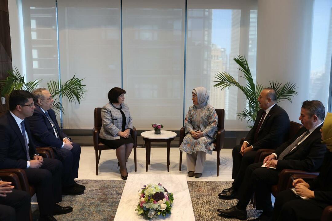 Emine Erdoğan tapasi Azerbaidžanin parlamentin puhemiehen emäntä Gafarovan New Yorkissa