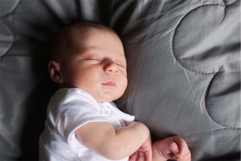 Onko vahingollista ravistaa vauvoja pystyssä? Pysyvä ravistava nukkumistapa