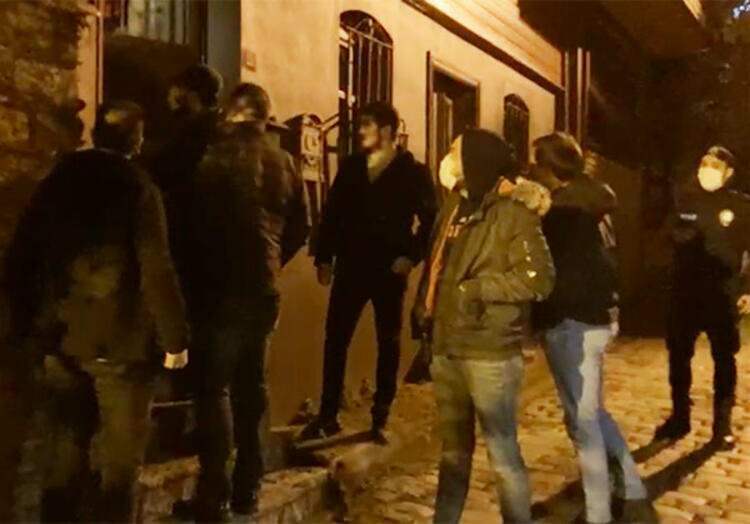 Poliisi hyökkäsi Özge Özpicen taloon