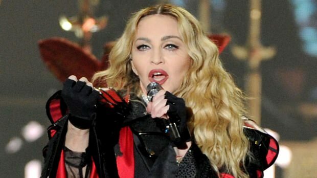 Kutsutaan Madonna: Laulaminen murhaajien lavalla