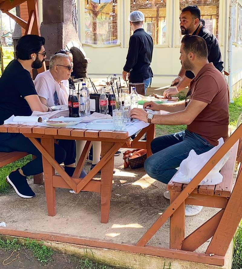 Mehmet Ali Erbil ja Burak Memişoğlu syömisen aikana 