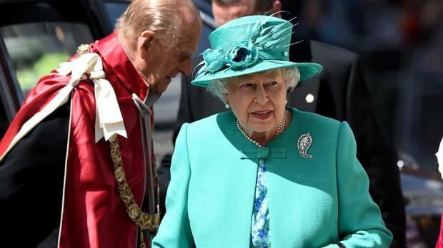Englannin kuningatar 2. Elizabeth etsii siivoushenkilöstöä palatsistaan! Onni löytää kuolleet kärpäs ...