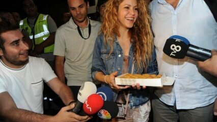 Ruudullinen tervetuloa Shakiraan, joka saapui Istanbuliin