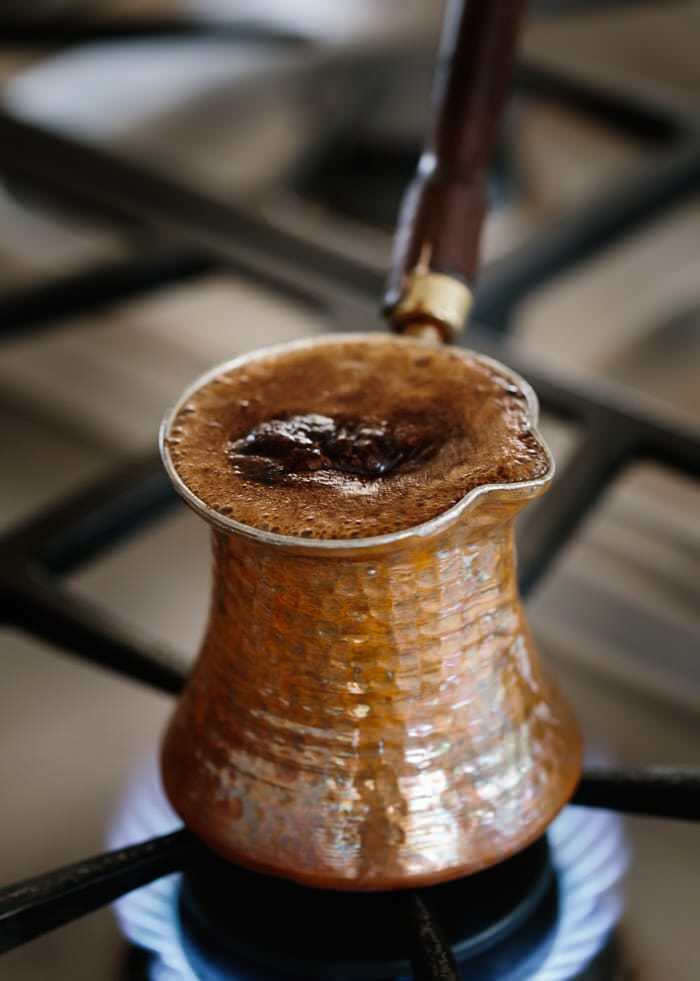 Kuinka poistaa kahvin katkeruus? Menetelmät turkkilaisen kahvin kivun lievittämiseksi