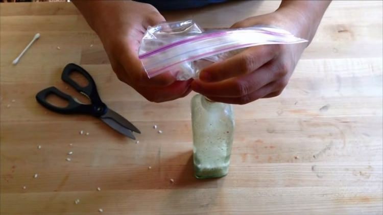 Kuinka kapea suulasipullo puhdistaa helposti? Helpoin tapa puhdistaa kapeat pullot!