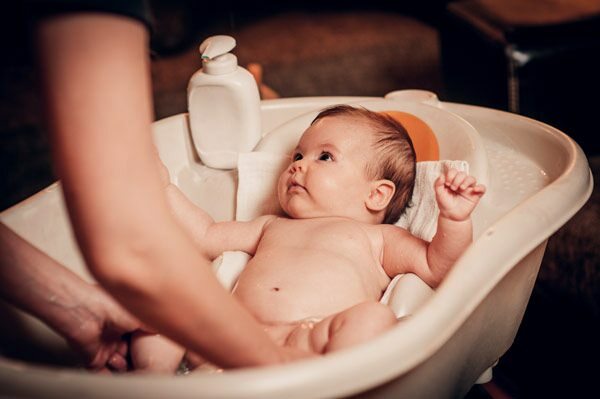 Kuinka pestä vauva yksin?