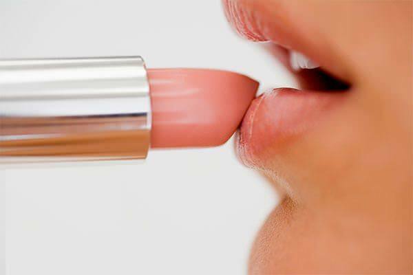 Katkaiseeko huulipuna levittäminen nopeasti?