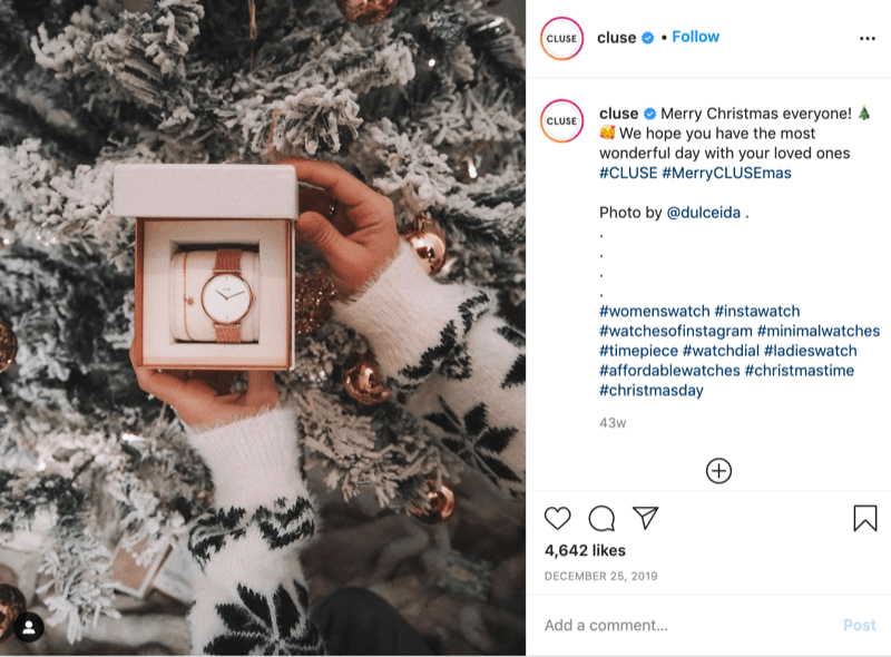 @cluse -julkaisu Instagramissa, jossa näkyy kuva lumihiutaleiden villapaita pitävästä mallista, jolla kello lumisella puulla edessä.
