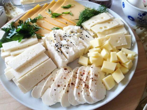 Juusto ruokavalio, joka tuottaa 10 kiloa 15 päivässä! Kuinka juuston syöminen heikentää? Shokki ruokavalio raejuustoa ja salaattia