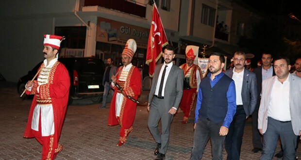 Nevşehirin pormestari nosti ihmiset mehter-tiimin kanssa