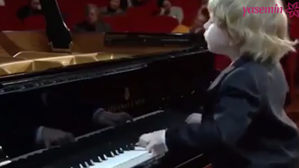 Hetki, jolloin pieni pianisti katoaa esiintyessään!