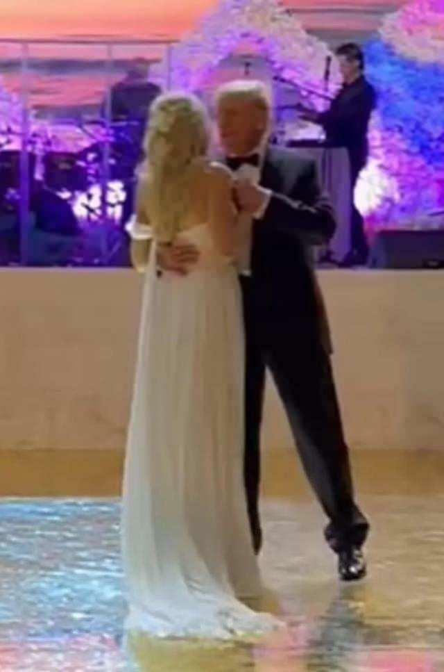 Tiffany tanssi isänsä kanssa