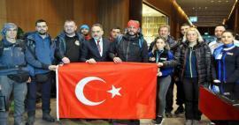 Ulkomaisten etsintä- ja pelastusryhmien kehuja turkkilaisille: He nukkuivat kadulla päiviä!
