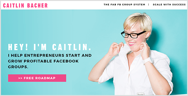 Caitlin Bacherin verkkosivustolla on sinivihreä tausta, jossa on kuva Caitlinistä, joka vetää paitansa kaulusta. Musta teksti sanoo Hei, olen Caitlin ja autan yrittäjiä aloittamaan ja kasvamaan kannattavia Facebook-ryhmiä.