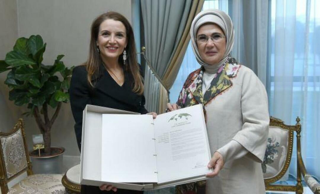 Emine Erdogan kiittää UNICEF Türkiye -edustajaa Regina de Dominicisia