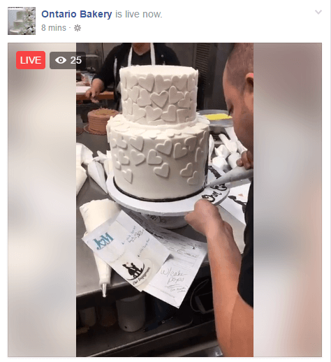 Tämän suoran lähetyksen avulla katsojat voivat nähdä, kuinka leipomo koristaa häät kakkuja.