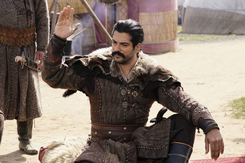 Burak Özçivit, joka näytteli Osmanin roolia