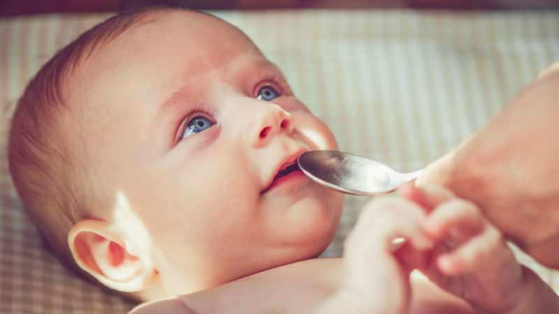 Pitäisikö vauvalle antaa vettä äidinmaidonkorvikkeella ruokituille vauvoille