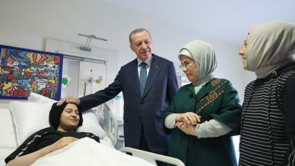 Presidentti Erdoğan ja hänen vaimonsa Emine Erdoğan tapasivat katastrofin lapset
