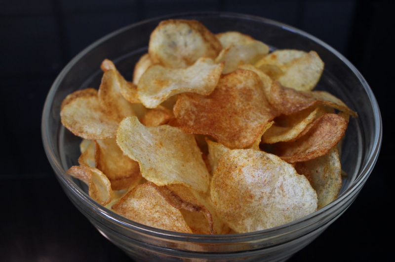 Kuinka tehdä perunalastuja kotona? Mikä on terveellisten sirujen resepti? Chips valmistus kotona