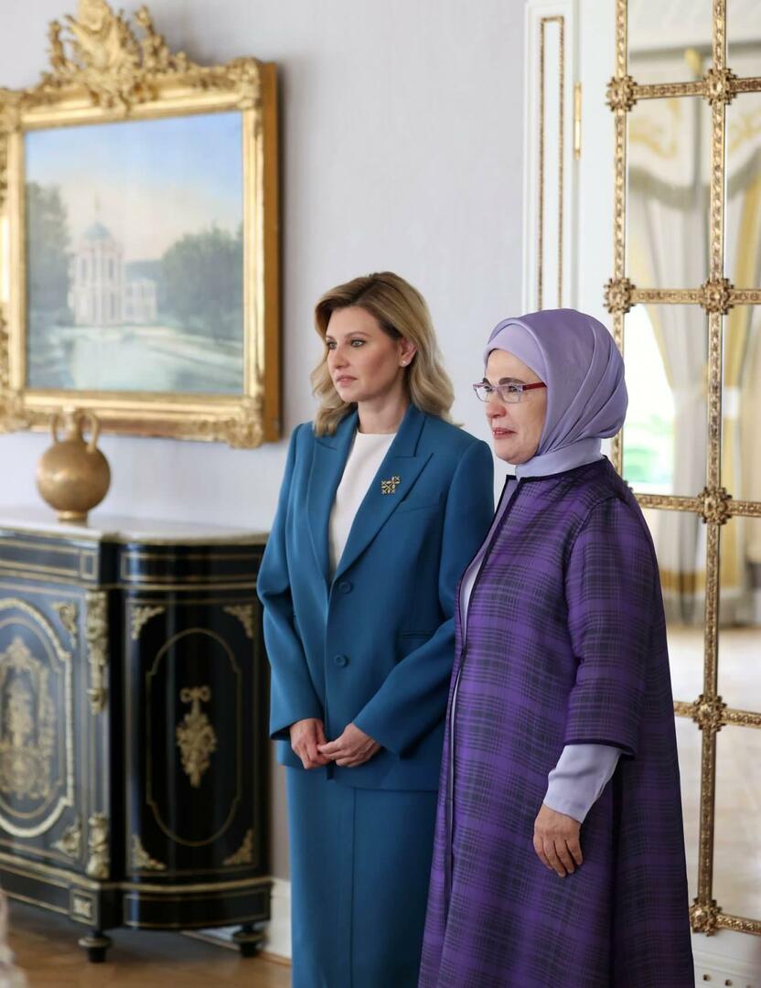 Emine Erdoğan isännöi Ukrainan presidentin vaimoa Olena Zelenskayaa