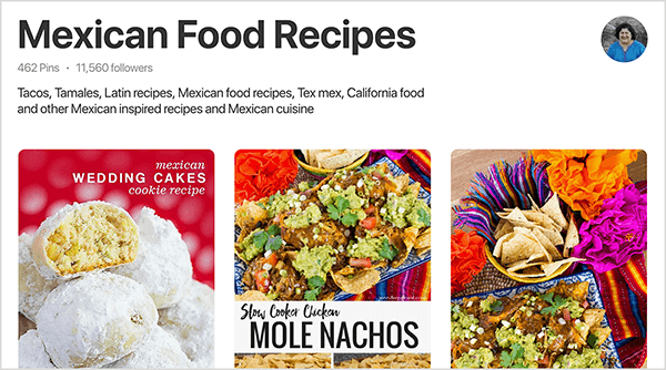 Tämä on kuvakaappaus Jennifer Priestin Mexican Food Recipes -taulusta Pinterestissä. Pöydän otsikon alapuolella on pöydän tilastot: 462 nastaa ja 11 560 seuraajaa. Jenniferin profiilikuva näkyy pienessä ympyrässä oikeassa yläkulmassa. Laudan kolmen nastan ylemmät kaksi kolmasosaa ovat näkyvissä. Vasemmalta oikealle, ensimmäinen on valokuva meksikolaisista häät kakku evästeistä punaisella taustalla. Valkoinen jauhesokeri peittää evästeet, ja yksi eväste leikataan kahtia, jotta sokerin sisällä oleva keltainen eväste näkyy. Toisessa kuvassa on lautasen nachoja fuschialla, sinisellä ja keltaisella raidallisella pöytäliinalla ja kirkkaan punainen kukka vasemmassa yläkulmassa. Levyn alapuolella on teksti "Slow Cooker Chicken Mole Nachos" mustalla tekstillä valkoisella suorakulmiolla. Kolmannessa kuvassa on erilainen laukaus nachoista. Tässä kuvassa nachojen vieressä on keltainen kulho tortillalastuja sekä oransseja ja fuschiakukkia.
