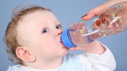 Pitäisikö vauvoille antaa vettä?