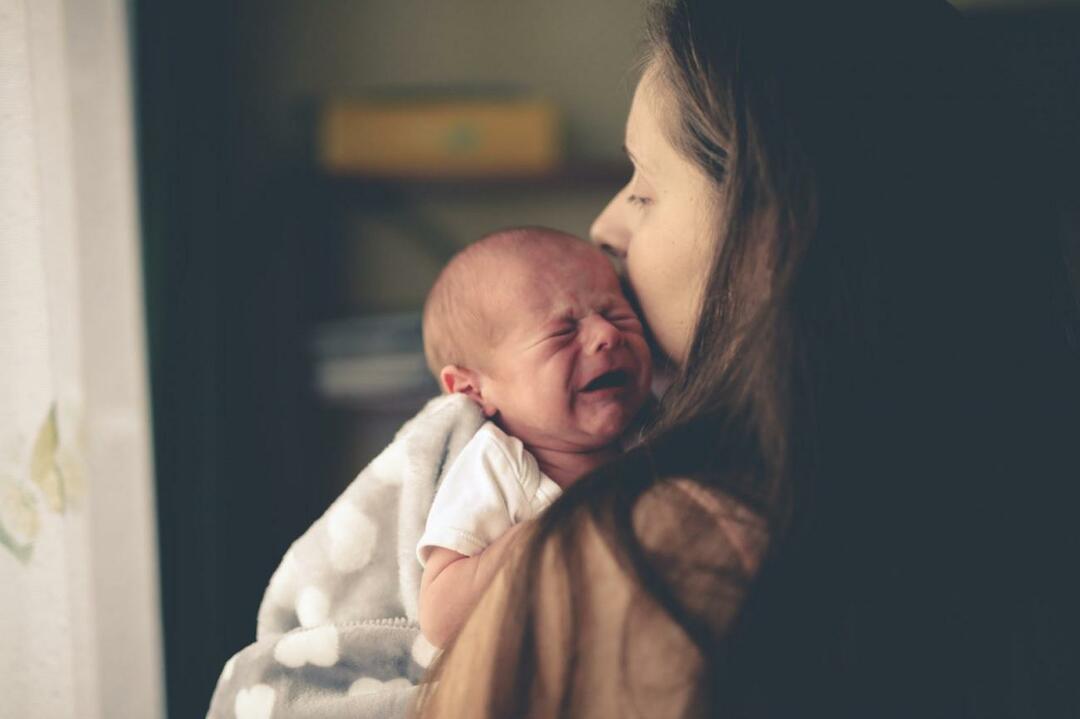 Kuinka rauhoittaa itkevä vauva 5 minuutissa!