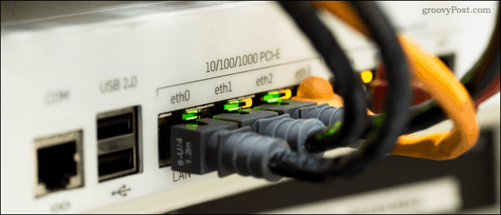 Ethernet-kaapelit kytketty verkkokytkimeen