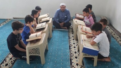 Näkövammainen Imam Necmettin opettaa lapsille Koraania!