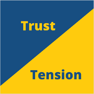 Tämä on neliönmuotoinen esimerkki Seth Godinin markkinoinnin luottamuksesta ja jännitteestä. Neliö on sininen kolmio vasemmassa yläkulmassa ja keltainen kolmio oikeassa alakulmassa. Sinisessä kolmiossa keltainen teksti sanoo Luottamus. Keltaisessa kolmiossa sininen teksti kertoo Jännitys.