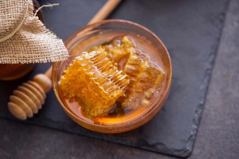 Mikä on Manuka-hunaja ja mitkä ovat sen edut? Manuka-hunajan vaikutus syöpähoitoon ..