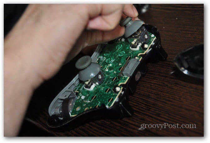 Vaihda Xbox 360 -ohjaimen analogiset pikkukuvia poistavat vanhat tikut