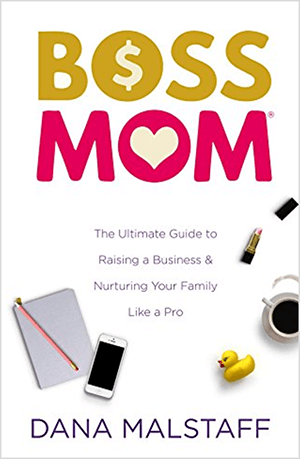 Tämä on kuvakaappaus Dana Malstaffin Boss Mom: The Ultimate Guide to Raising a Business & Nursuring Your Family Like a Pro -kirjan kannesta. Otsikon sanat näkyvät keltaisena ja vaaleanpunaisena. Dollarin merkki esiintyy O: n sisällä sanassa Boss. Sydän näkyy O: n sisällä sanassa Äiti. Kannessa on valkoinen tausta, ja muistikirja, iPhone, kuminen duckie, kuppi kahvia ja avoin putki vaaleanpunaista huulipunaa on järjestetty otsikon ja tunnisteiden alle.