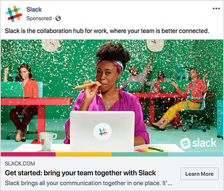 Tämä on kuvakaappaus Slackin Facebook-mainoksesta. Mainostekstissä sanotaan: "Slack on työyhteistyökeskus, jossa tiimisi on paremmin yhteydessä." Mainoskuvassa musta nainen istuu pöydän ääressä harmaalla kannettavalla tietokoneella. Hänen hiuksensa ovat lyhyet ja pidätetään värikkäällä pääpannalla. Hänellä on fuschia-pusero ja turkoosi kaulakoru, ja hän puhaltaa keltaisen äänimerkin läpi. Taustalla muut ihmiset istuvat työpöydillä ja yllään värikkäitä vaatteita. Toimisto on maalattu kirkkaan vihreäksi, ja konfetti putoaa katosta. Talia Wolf suosittelee, että käytät mainoksissasi tällaisia ​​kuvia, jotka osoittavat raakaa tunnetta.