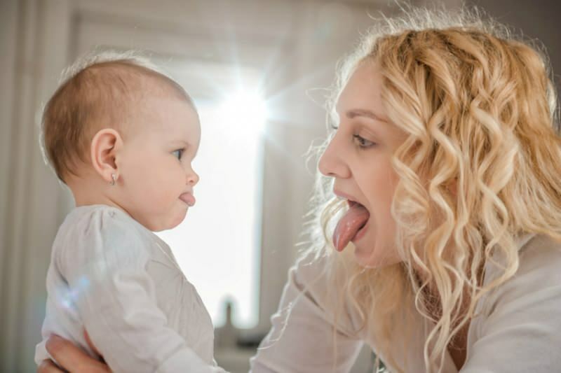 Miksi kieli sitoutuu vauvoihin? Kielen sidoksen oireet vastasyntyneillä