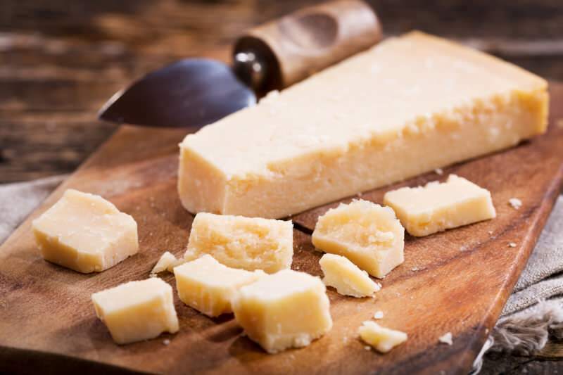 Mikä on Parmesan-juusto ja miten se valmistetaan? Mitä ruokia käytetään parmesanjuuston kanssa?