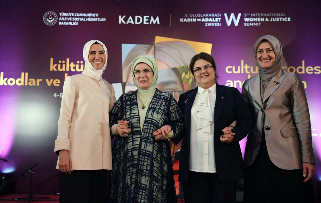Ensimmäinen lady Erdoğan tapasi Algerian kansallisen solidaarisuuden, perhe- ja naisten aseman ministerin Kaotar Krikoun.