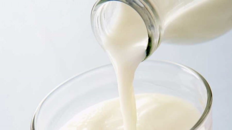Mitä tehdään sen välttämiseksi, kun kaadetaan maitoa? Maidon kaatamistekniikka roiskuttamatta maitoa sinulle