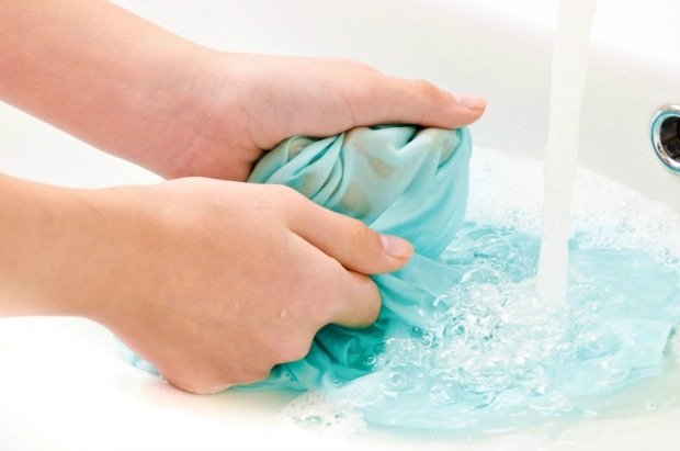 Kuinka puhdistaa värillisen pyykin tahra?